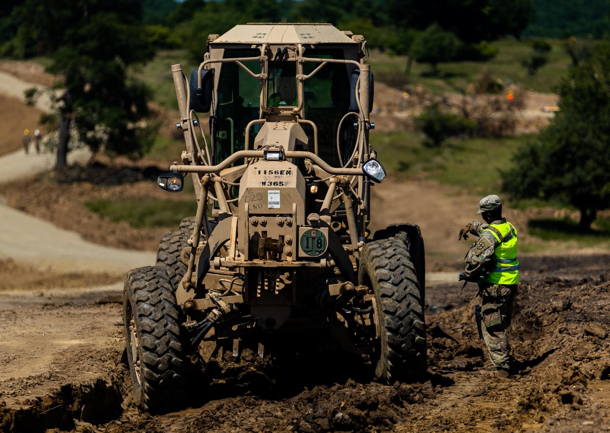 USArmyEURAF's tweet photo. Heavy Equipment is in use during exercise #ResoluteCastle in Romania. A great opportunity for @USArmy Engineers to support the European theater and become #StrongerTogether 

@US_EUCOM @DeptofDefense @USNationalGuard https://t.co/8bSKyWk3X0