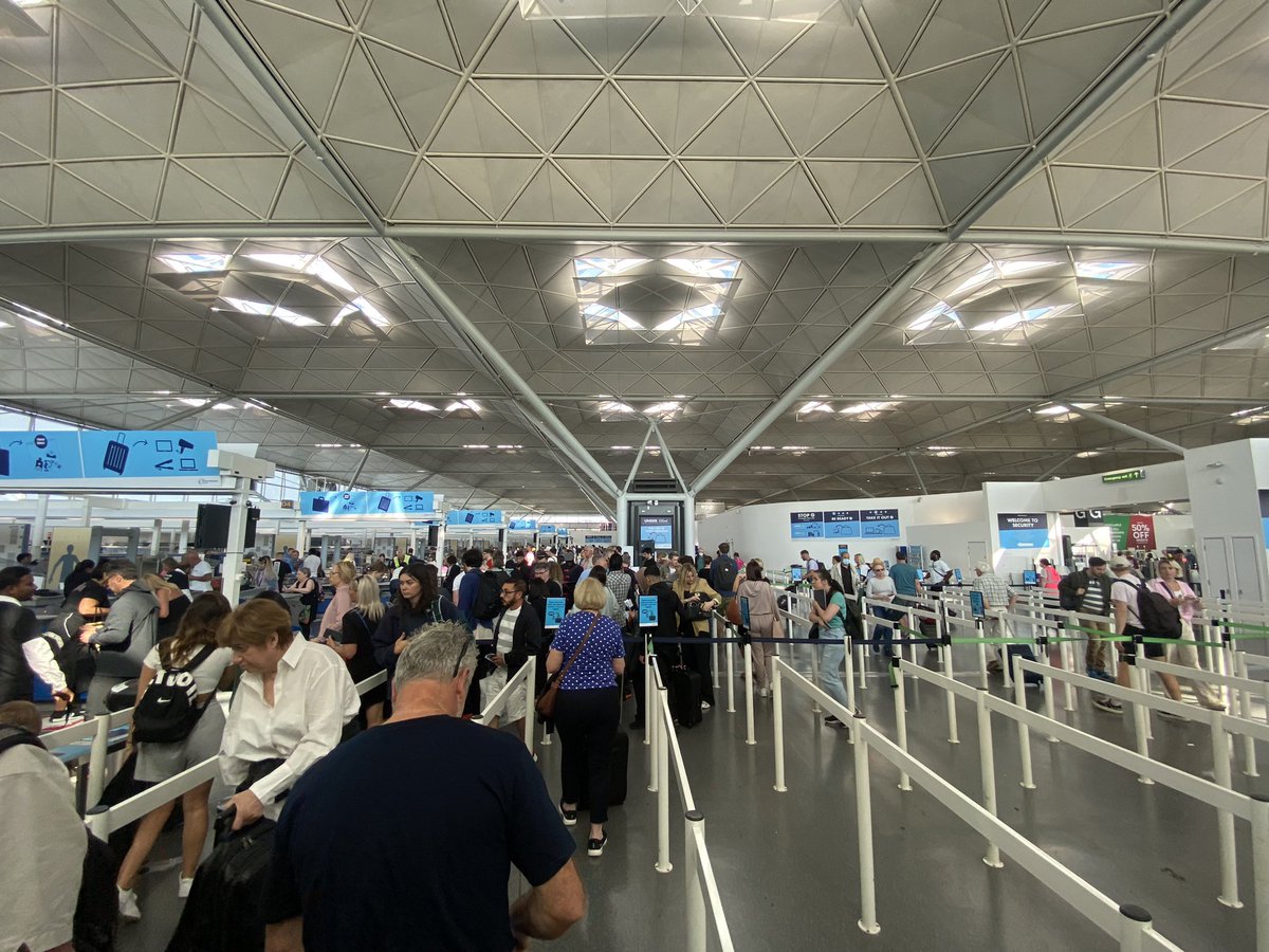 odriano1's tweet photo. Through stansted airport this morning at 9:20 in about 5 mins. Nowhere near as bad as the 90 minutes I expected #StanstedAirport https://t.co/WRTe9PNj8d