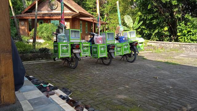 nucare_lazisnu's tweet photo. Semoga bantuan tersebut dapat menjadi berkah untuk saudara kita yaaa. Bagi #SahabatPeduli yang ingin turut berdonasi untuk LAZISNU PCNU Magelang dapat menyalurkannya melalui:
BRI 0048 01 001572 301
an. NU CARE LAZISNU PC
Narahubung 081326001926
#NUCare #LAZISNU #BEBERKAH #UKMK https://t.co/JRt7C8lmVR