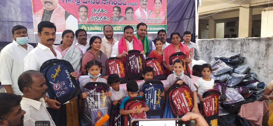 sangeetha_vanam's tweet photo. Hon'ble Khairatabad MLA Danam Nagender garu along with Somajiguda Division Corporator Vanam Sangeetha Srinivas Yadav distributed books and bags to students of Govt school, harigate today. Division President Ahmed and TRS leaders were present. https://t.co/Lw1viN2M4X