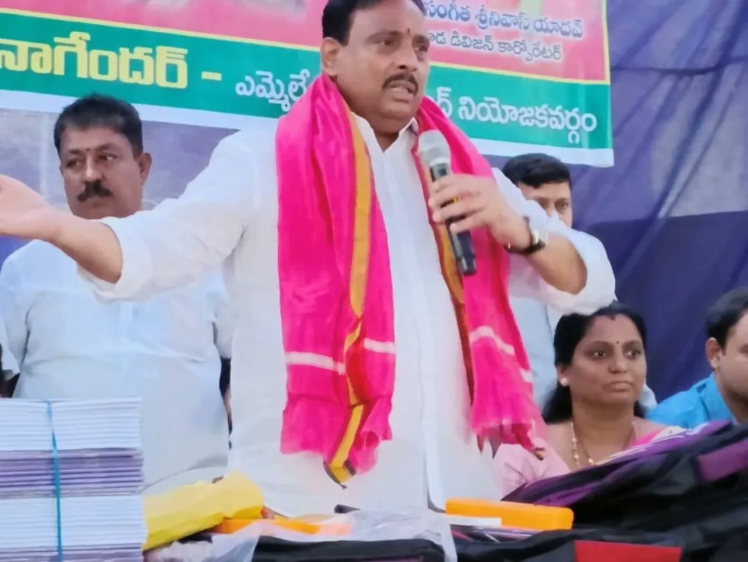 sangeetha_vanam's tweet photo. Hon'ble Khairatabad MLA Danam Nagender garu along with Somajiguda Division Corporator Vanam Sangeetha Srinivas Yadav distributed books and bags to students of Govt school, harigate today. Division President Ahmed and TRS leaders were present. https://t.co/Lw1viN2M4X