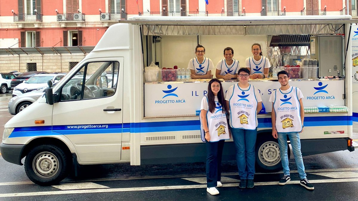 Questa mattina a #Bari abbiamo inaugurato una nuova #CucinaMobile realizzata con il supporto di <a href="/JTI_Italia/">JTI Italia</a>! Ogni giorno verranno distribuiti oltre 100 pasti completi alle persone senza dimora e verranno consegnate bottigliette d’acqua fresca e ghiaccioli per combattere il caldo.