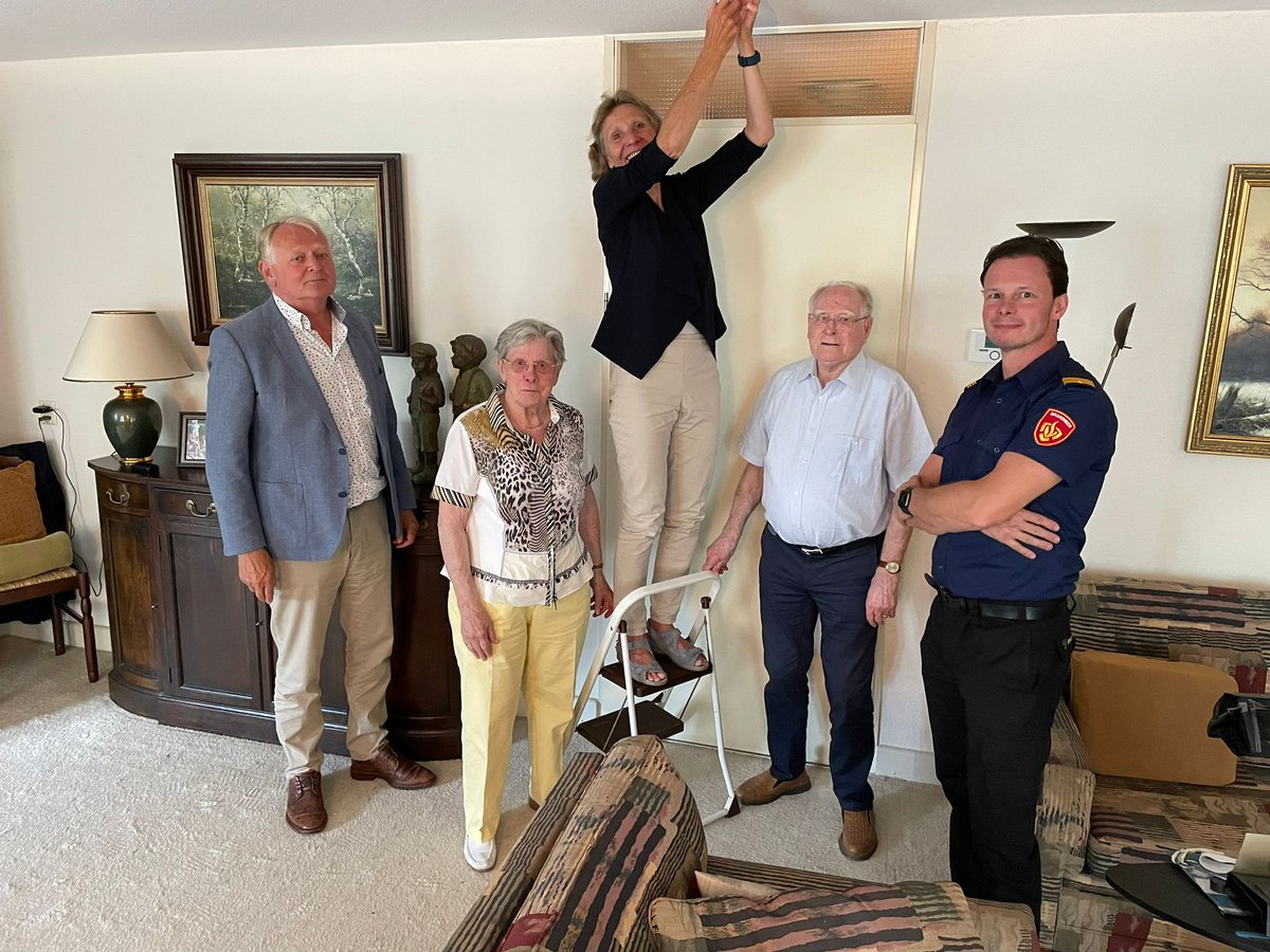 Tijdens de tweede ronde van het project Leefsamen voorzag wethouder Liesbeth Sjouw weer een nieuwe deelnemer van slimme sensoren en sociale alarmering. Dat gebeurde afgelopen dinsdag 5 juli. Lees meer: bit.ly/3ynzPJU

#Zorg #Ouderen #Zelfstandig #Leefsamen