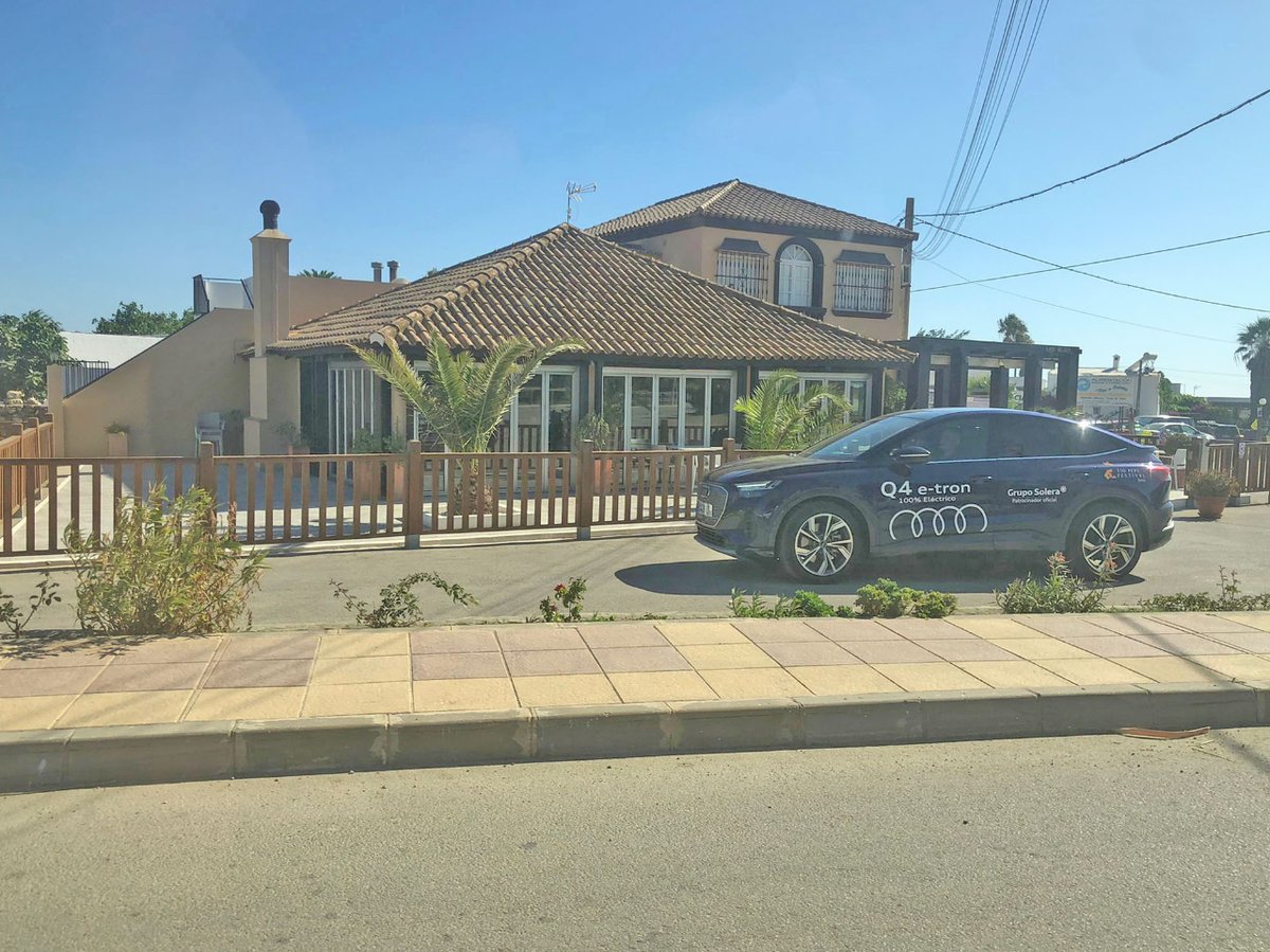 audicentercg's tweet photo. Jornada de electromovilidad con empleados de Leroy Merlin del Campo de Gibraltar, donde hicieron una ruta por la zona probando la última tecnología de Audi 🚙⚡️. 

¡Muchas gracias por la compañía 🙌🏻!

#Audi #AudiCenter #CampodeGibraltar https://t.co/X9y5hPpC1r