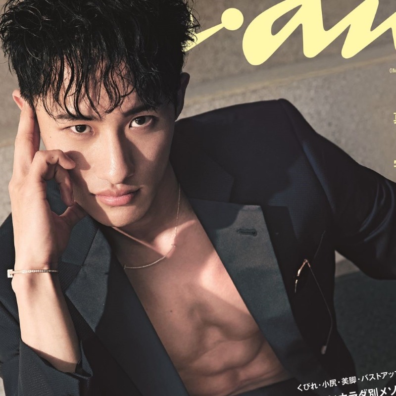 Snow Man岩本照、素肌に黒ジャケットまといバキバキの肉体美を披露