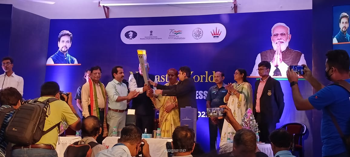 bigfmindia's tweet photo. Olympiad Torch Relay:  KOLKATA
Hon'ble Governor of West Bengal Shri Jagdeep Dhankhar received the torch from GM 
@SRC2010 GM Mitrabha Guha, GM Neelotpal Das &amp;GM Saptarshi Roy take the Torch forward at City of Joy.
#ChessOlympiad #OlympiadFlame  #India4ChessOlympiad 
@FIDE_chess https://t.co/1w7pi61cca