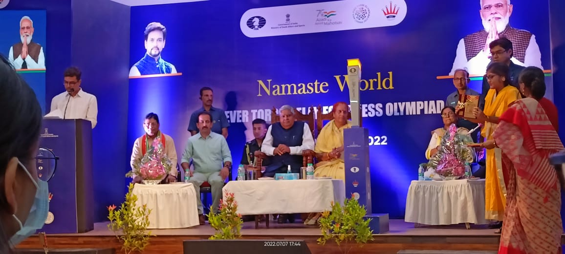 bigfmindia's tweet photo. Olympiad Torch Relay:  KOLKATA
Hon'ble Governor of West Bengal Shri Jagdeep Dhankhar received the torch from GM 
@SRC2010 GM Mitrabha Guha, GM Neelotpal Das &amp;GM Saptarshi Roy take the Torch forward at City of Joy.
#ChessOlympiad #OlympiadFlame  #India4ChessOlympiad 
@FIDE_chess https://t.co/1w7pi61cca