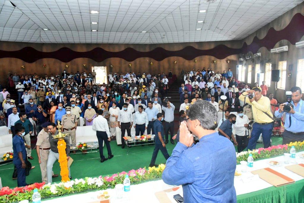 HemantSorenJMM's tweet photo. न पहले JPSC की नियमावली थी, न ही नियम बनाने की नियत।
हमने कोरोना काल के समय JPSC की नियमावली भी बनायी और रिकॉर्ड ढाई सौ दिनों में 7वी से 10वी JPSC की प्रक्रिया भी पूरी की। आज नियुक्ति पत्र पाने वाले JPSC द्वारा अनुशंसित सभी 252 पदाधिकारियों को अनेक-अनेक शुभकामनाएं और जोहार। https://t.co/nfOPYUYx0V