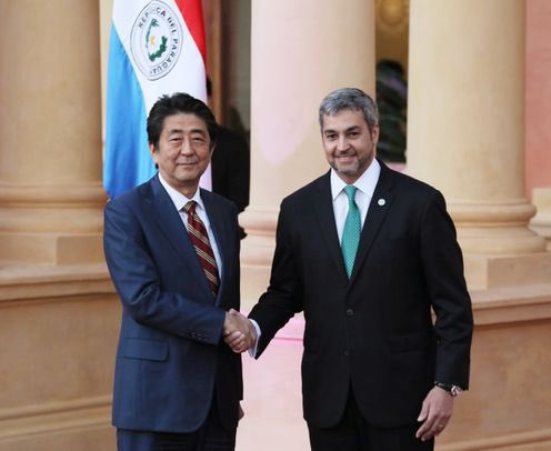 Hacemos llegar nuestras condolencias al gobierno y el pueblo del Japón por el trágico fallecimiento del exprimer ministro Shinzo Abe, quien en vida fue un gran amigo del Paraguay y nos visitó en diciembre de 2018.