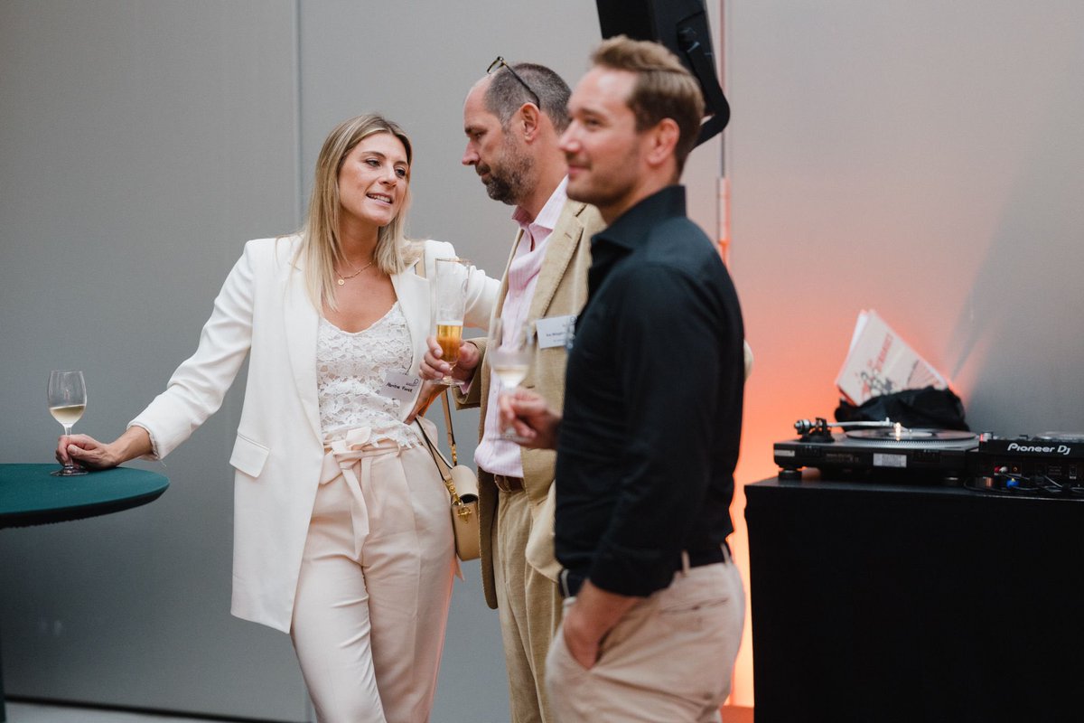 ameffert89's tweet photo. Netzwerken zu Electro Beats beim Sommerfest der Sauerländer Botschaft in der Landesvertretung NRW - vielen Dank @DirkWieseSPD für das Top Event #networking #Entrepreneurship #adoriginem https://t.co/RThdNqZSsz