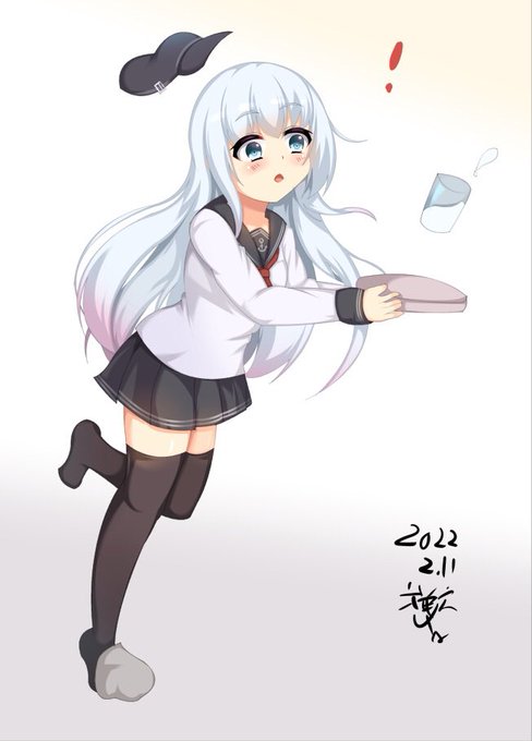 🧢「司令官たち、お疲れ様。元気の出る秘密のドリンクがあるんだ。おっと…」#艦これ #響 