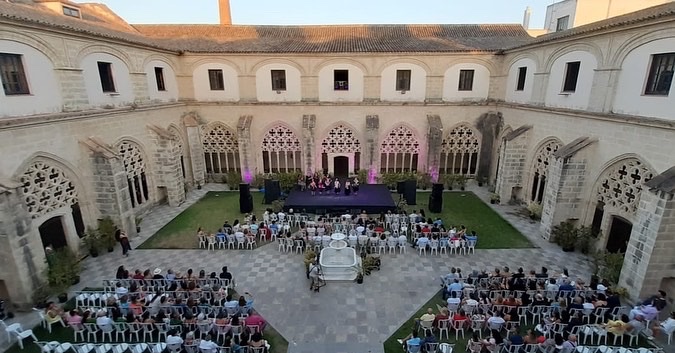 flamencodjerez's tweet photo. 👏🏼💃🏽 Gran ambiente en los #ClaustrosDeSantoDomingo y el III Festival de la Asociación de Academias Profesionales de Baile de #Jerez 
#FlamencoDeJerez 
ℹ️ Continuará hasta el 10 de julio https://t.co/YYn6NjRtRy