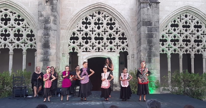 flamencodjerez's tweet photo. 👏🏼💃🏽 Gran ambiente en los #ClaustrosDeSantoDomingo y el III Festival de la Asociación de Academias Profesionales de Baile de #Jerez 
#FlamencoDeJerez 
ℹ️ Continuará hasta el 10 de julio https://t.co/YYn6NjRtRy