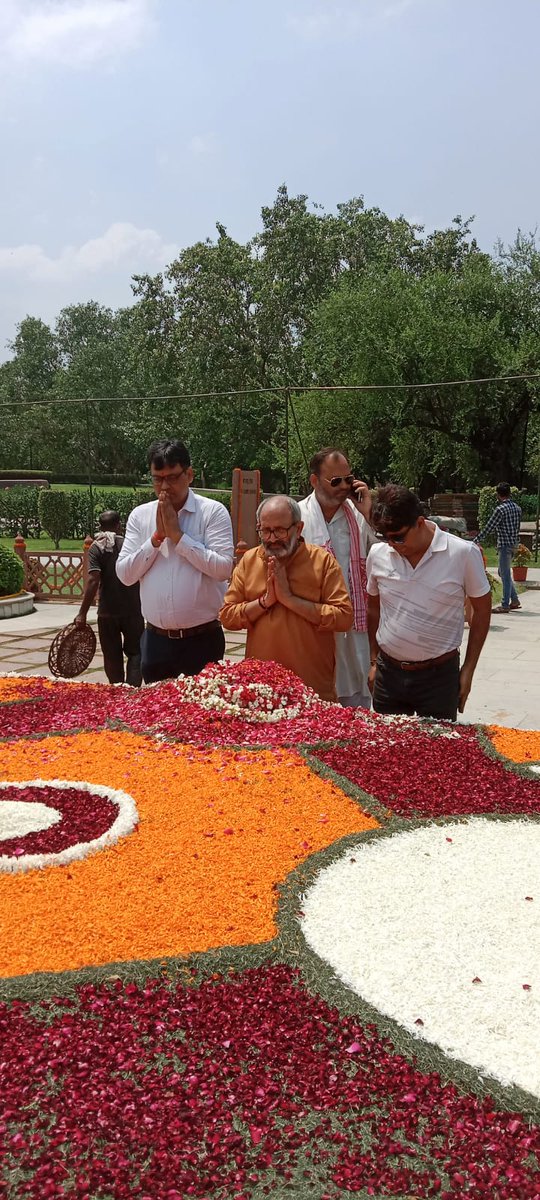 RKSinghspeaks's tweet photo. पूर्वांचल के #बलिया जिले के एक गांव  से निकल कर राष्ट्रीय फलक को छूते हुए बेमिसाल इतिहास रचा जा सकता है, ऐसी बानगी के महत्वपूर्ण प्रतिनिधि #युगपुरुष पूर्व प्रधानमंत्री #चंद्रशेखर जी की पुण्यतिथि पर कोटिश:नमन 🙏🙏 #समाजवादी_जनता_पार्टी_चंद्रशेखर @Sjp4India https://t.co/JP77SPydZt