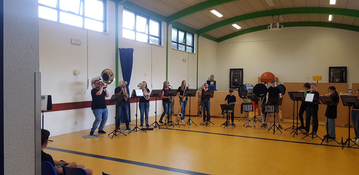 Afgelopen zondag tijdens gluren bij de buren drie keer een half uur mogen spelen. Verhalen gedeeld over de muziek en voor elke generatie wat wils. Het was een zeer geslaagde middag! Komende donderdag een heerlijke barbecue en dan vakantie houden. 💙

#STDSBND #Korpsspot