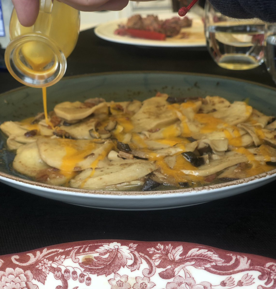 Y llegó el buen tiempo a #cantabria Ahora toca probar platos más frescos y novedosos como los de nuestra carta. Os esperamos #mesondeborleña #gastronomía #Verano2022