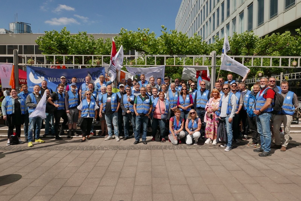 VRFF_WDR's tweet photo. hier ein Teil der Teilnehmenden der #vrff beim #Warnstreik im #WDR https://t.co/LdzhPtFKwP