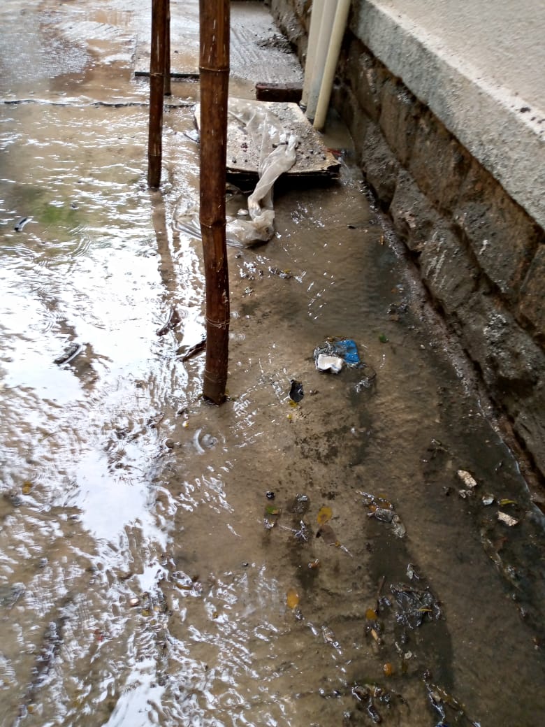 harshvpathak's tweet photo. Plshelp @mybmc. Drainage is ovrflwing contnsly for over2weeks NONSTOP.The waterstench is foul and unbearable.Chance of diseases since the flow is at the entry of the bldg ppl r forced to walk &amp; get the entire bldg &amp; neighbourhood dirty &amp; disease prone. Dhanesh Mansion Laburnum Rd https://t.co/FQJYuN00ub