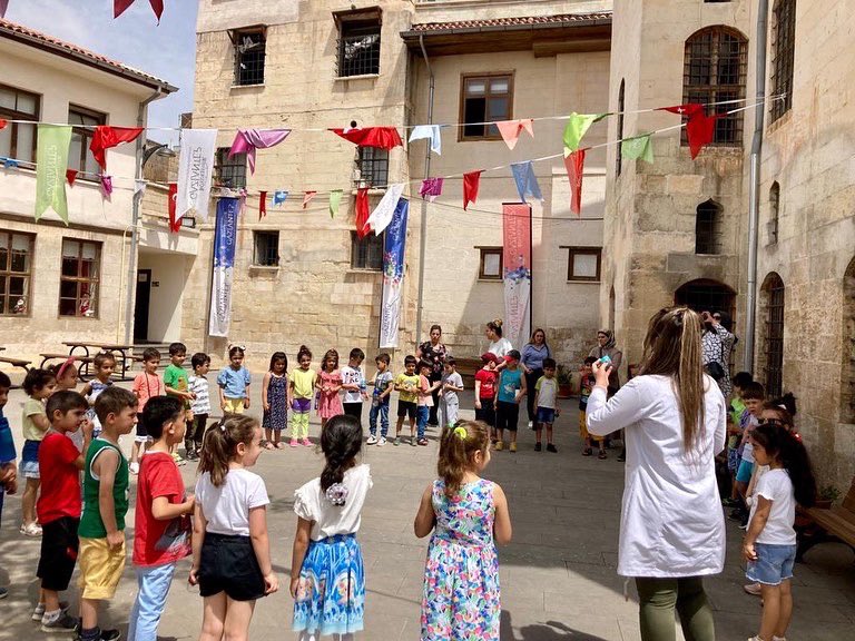 gbbmuzeleri's tweet photo. Gaziantep Müzeleri olarak birbirinden keyifli atölyelerle bu yaz da tatilinize eşlik ediyoruz. ⛱☀️

Sizleri de müzelerimize sanat ve tarihi bir arada yaşamak için davet ediyoruz. 🥰😇
.
.
.
#GaziantepYaptı #gaziantep #gaziantepmüzeleri #yazatölyeleri #sanatvemüze https://t.co/va1310FB0F