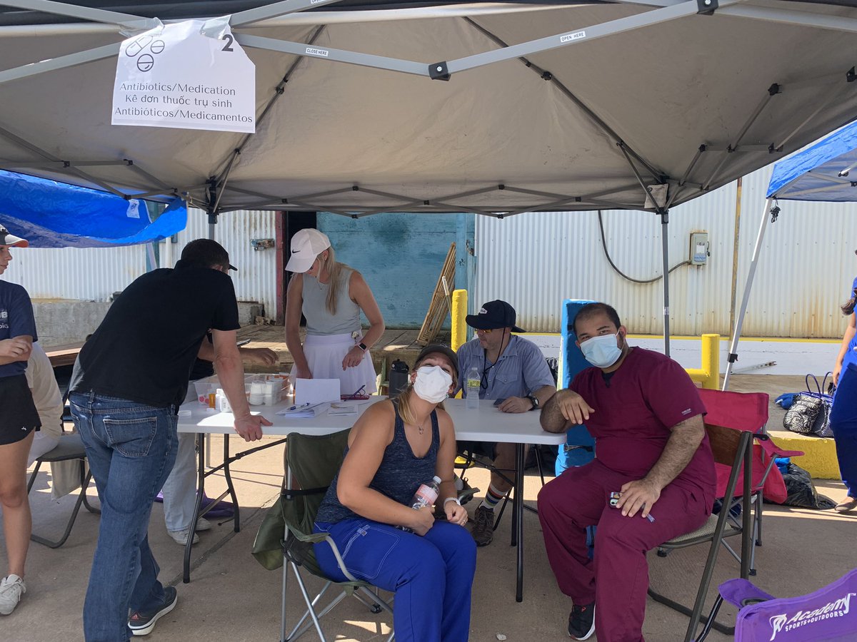 UTHealthCVP's tweet image. Thanks to all our volunteers for their blood, sweat (so much sweat!), &amp;amp; tears! #DocsideClinic #immigranthealth #healthequity @UTMBFamilyMed @utmbnews @utmbhealth