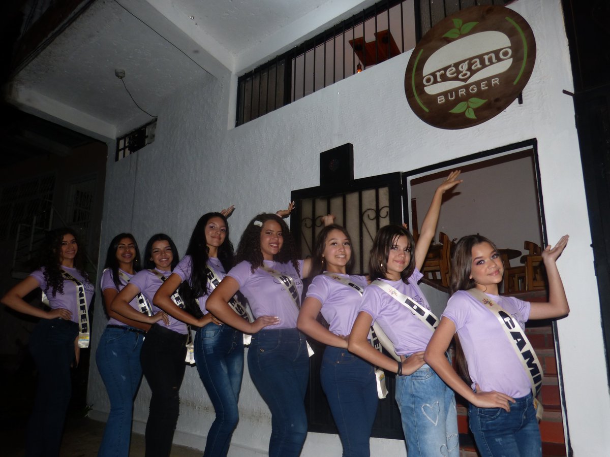 Esperando La Coronación De Princesa Del Liceo MAICA Y Reina De Palimira

Gracias Patrocinadores Del Evento