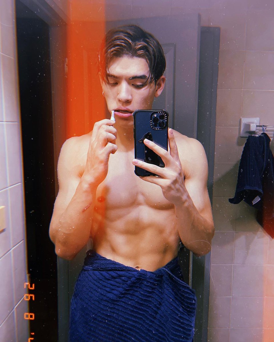 josswtayar's tweet photo. brush my teeth first before kissing my pillow. https://t.co/wcSNMlnX54