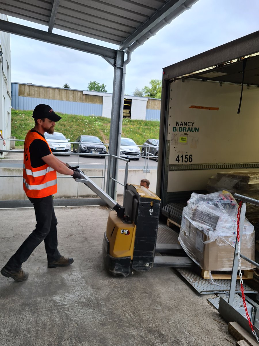 LPNews_GE's tweet photo. #LogistiqueUrbaine | Le site d’#Urby à #Nancy, filiale du @GroupeLaPoste spécialisé dans la #livraison du dernier kilomètre en centre-ville a fait l’objet d’un reportage commandé par l’@Afpa_GrandEst 🎥👌
#eFormation #EmployeurResponsable
#Recrutement #TransitionEcologique https://t.co/H5nfZlWoiK