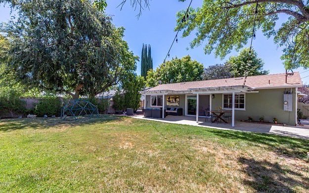 KatBerlyn's tweet photo. Open Sunday 1-4 / July 10th
MLS # 22-171097
23445 Sylvan St Woodland Hills 
$1,180,000
• Single Story
• 4B/3B
• Huge Gated Yard
• Move-in Ready
Calbre 01439431
Coldwell Banker Realty
#WoodlandHills #RealEstate #OpenHouse #LosAngelesRealEstate https://t.co/pYl9klhuno