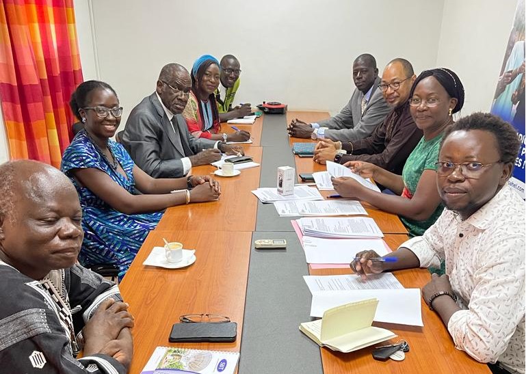 Radio_RJS's tweet photo. Les 26 collaborateurs de Radio @jeunessesahel ont signé leurs contrats le 7 juillet 2022, en présence de la Directrice générale de la radio, Mme Kalwoulé. Ils prendront leurs fonctions à partir du 1er août. Une étape importante dans la perspective de la mise en ondes de #RJS. https://t.co/i9CYcRAGdx