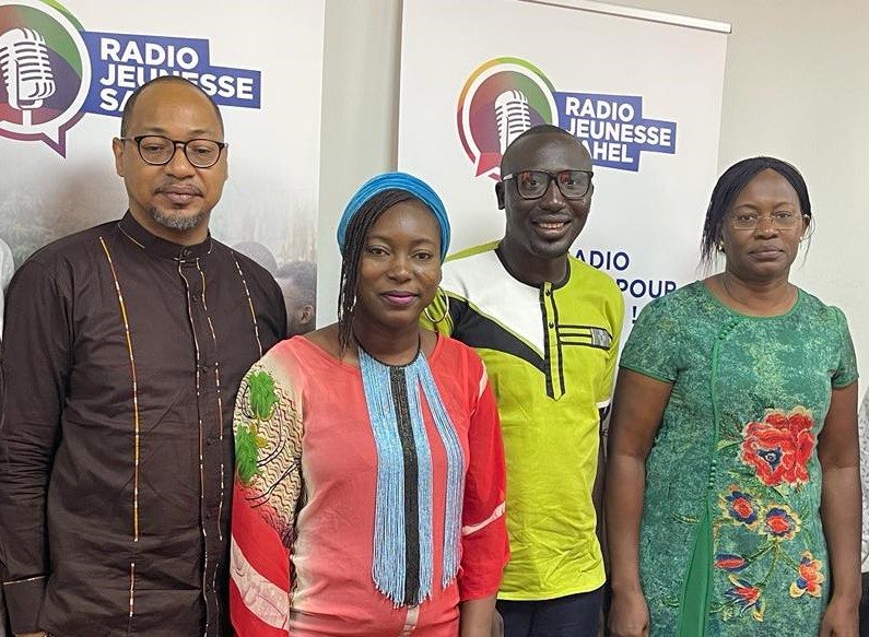 Radio_RJS's tweet photo. Les 26 collaborateurs de Radio @jeunessesahel ont signé leurs contrats le 7 juillet 2022, en présence de la Directrice générale de la radio, Mme Kalwoulé. Ils prendront leurs fonctions à partir du 1er août. Une étape importante dans la perspective de la mise en ondes de #RJS. https://t.co/i9CYcRAGdx