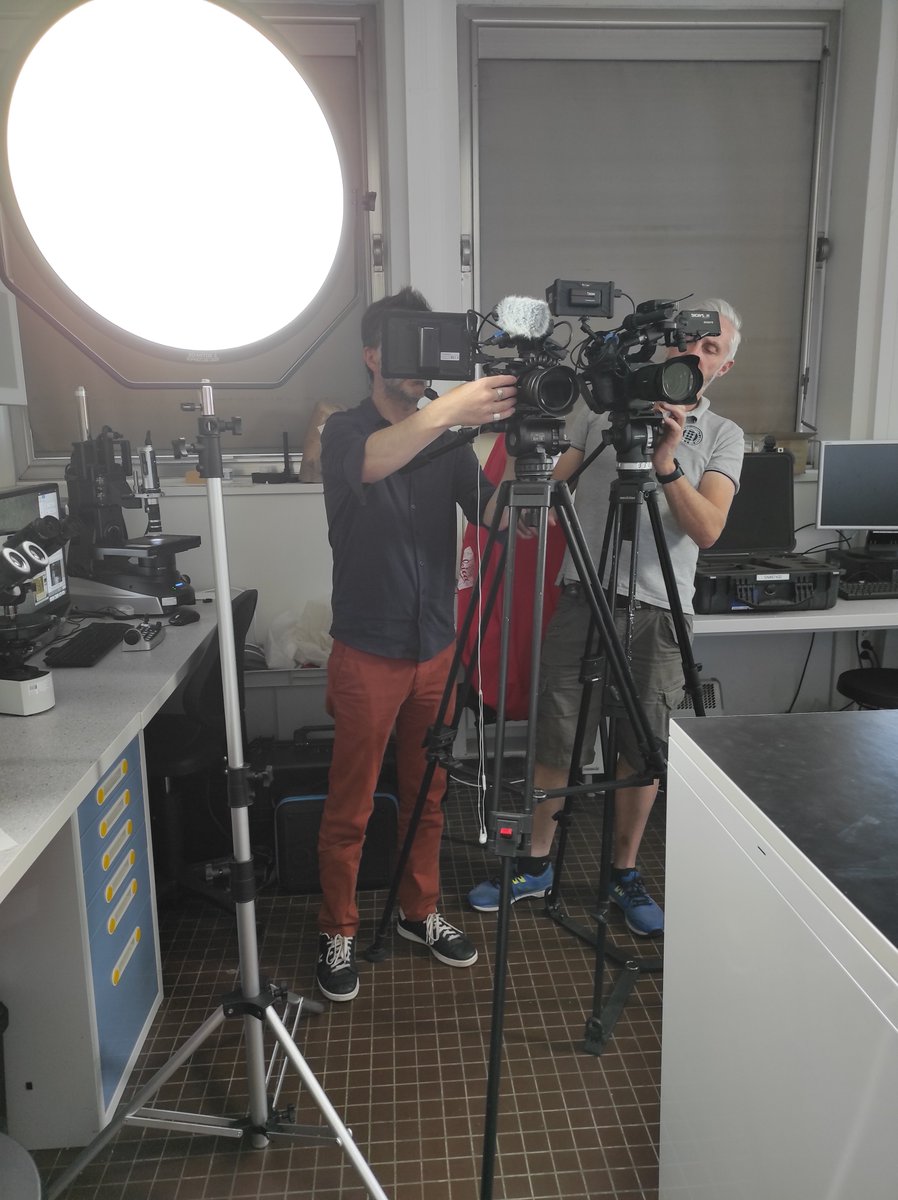 ProjetSpm's tweet image. Nouvelle étape du tournage du doc de Xavier Fréquant #ScreenAddict &quot;Les premiers hommes de l&apos;Archipel&quot; #saintpierreetmiquelon. Les analyses géochimiques des rhyolites locales pour comprendre les réseaux de mobilité des populations anciennes @CReAAH_UMR6566 @OSURennes @ArcheoSPM