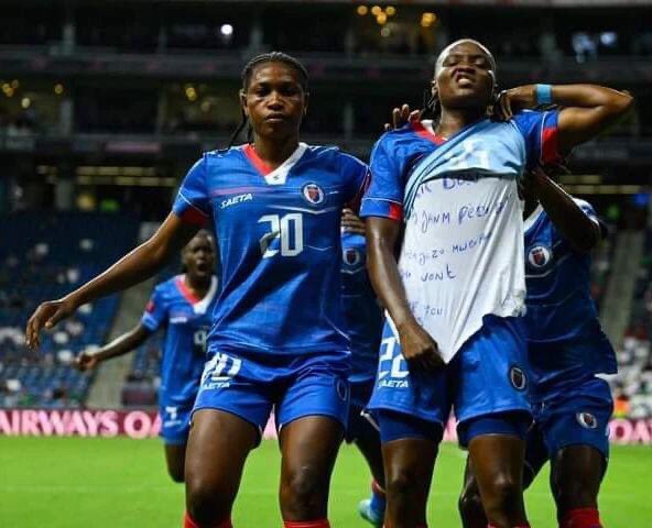GUETCHIN16's tweet photo. Se sa ki ekri sou mayo Roselord Borgella apre gòl li t fè yè a ,nan selebrasyon.👇🏿
‘’Pitit Bondye pa janm pèdi batay avèk Jezi mwen paka wont, Love You” .
🇭🇹 ap konnen yon moman difisil,Medame yo fè nou souri ,depiw se Ayisyen natif natal ou paka pa fyèr.
#Fyète #Nasyonal https://t.co/GUqZv6tkeV