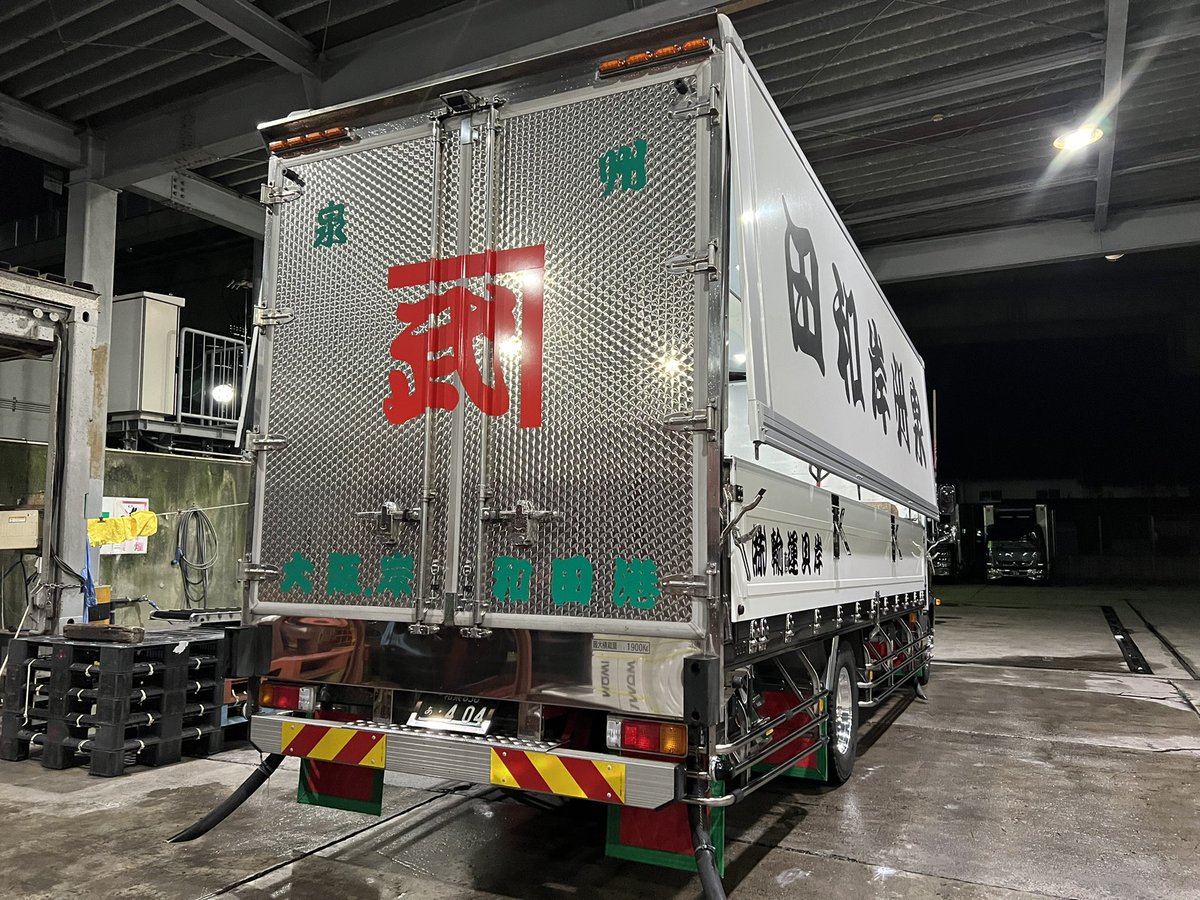 _a_atarou's tweet photo. 仕事終わってから久しぶりの洗車🚚
この時期はほんまに暑いしすぐ乾くから
手早く洗わな跡つくし大変だ。。。。 https://t.co/tFPIDwxTKO