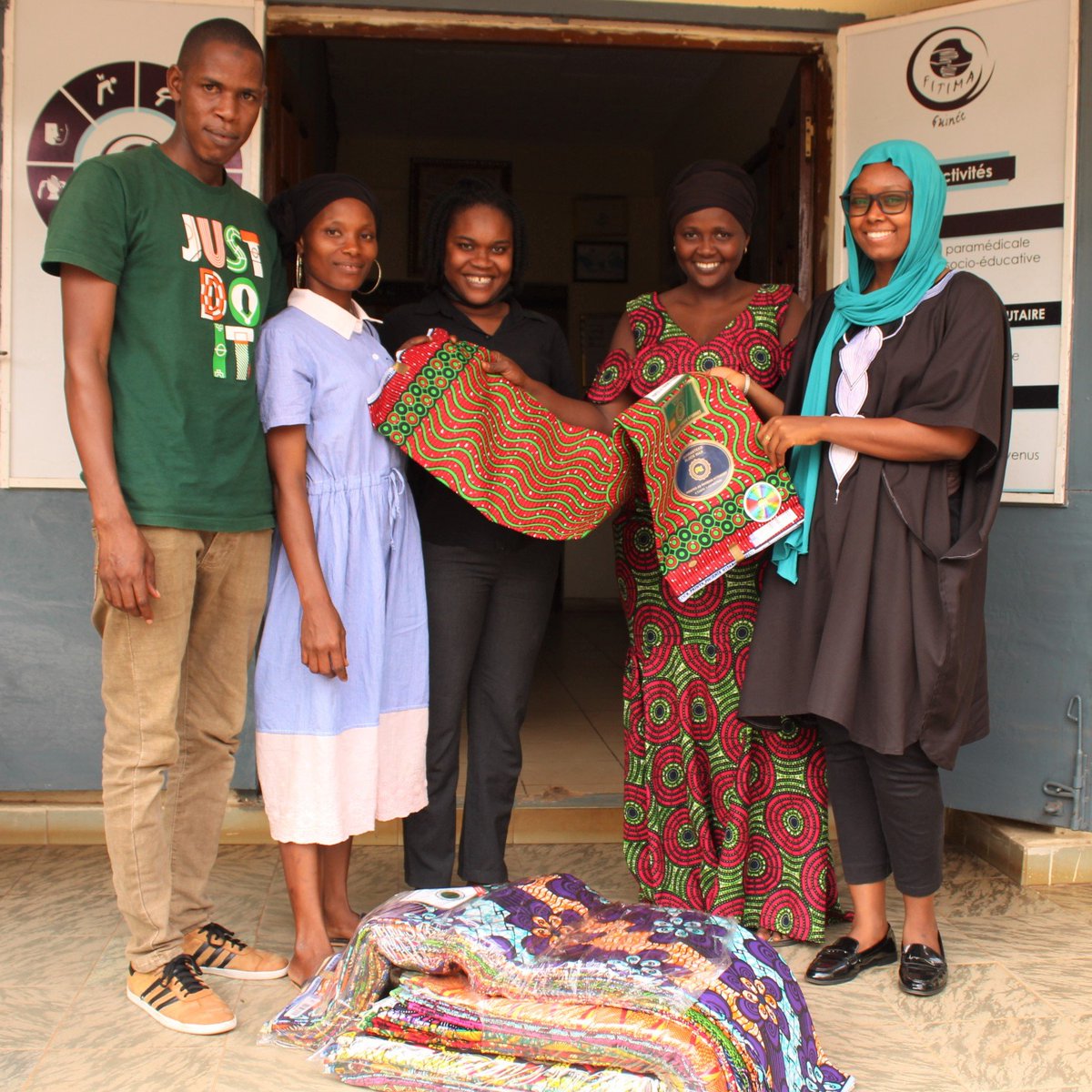 FITIMABFGN's tweet image. La mise en place des Activités Génératrices de Revenu (AGR) pour les 25 femmes bénéficiaires du microprojet de #FITIMA_Guinée financé par le #ProgrammeCLE se poursuit. A date, 14 femmes ont reçu ce dont elles ont besoin pour démarrer leur AGR et ont commencé à exercer.