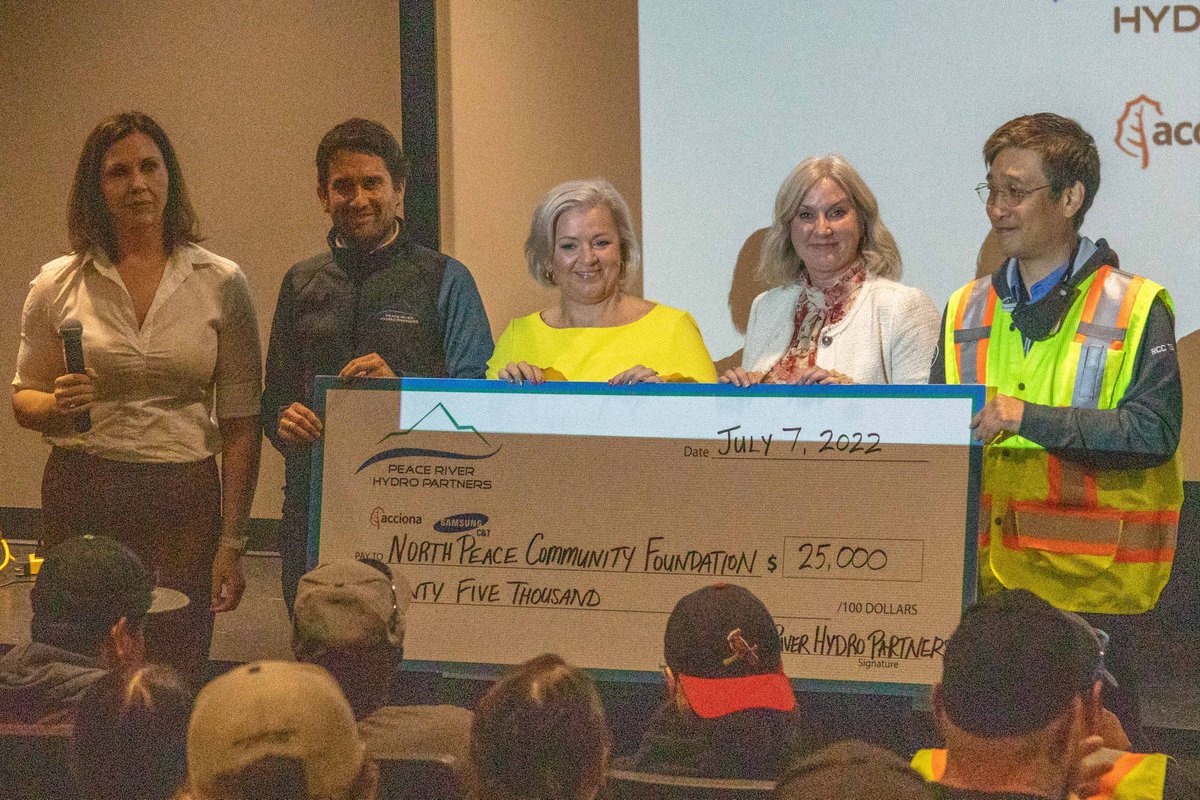PRHydroPartners's tweet photo. PRHP gave $25,000 to North Peace Community Foundation to create a legacy fund “Building a Better Tomorrow.” FSJ Mayor Lori Ackerman and NPCF Exec Director Susan Adams accepted the cheque. Since 2016, PRHP has made over 150 donations totaling $375,000! @sitecproject @ACCIONA_CA https://t.co/dGzKHvbeiT