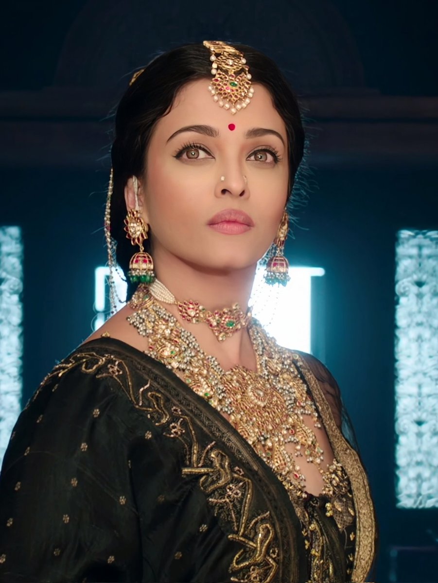 MahirMishkat's tweet photo. Queen is trending 😊💖
#AishwaryaRaiBachchan 
#AishwaryaRai https://t.co/i9cDWGjhU0