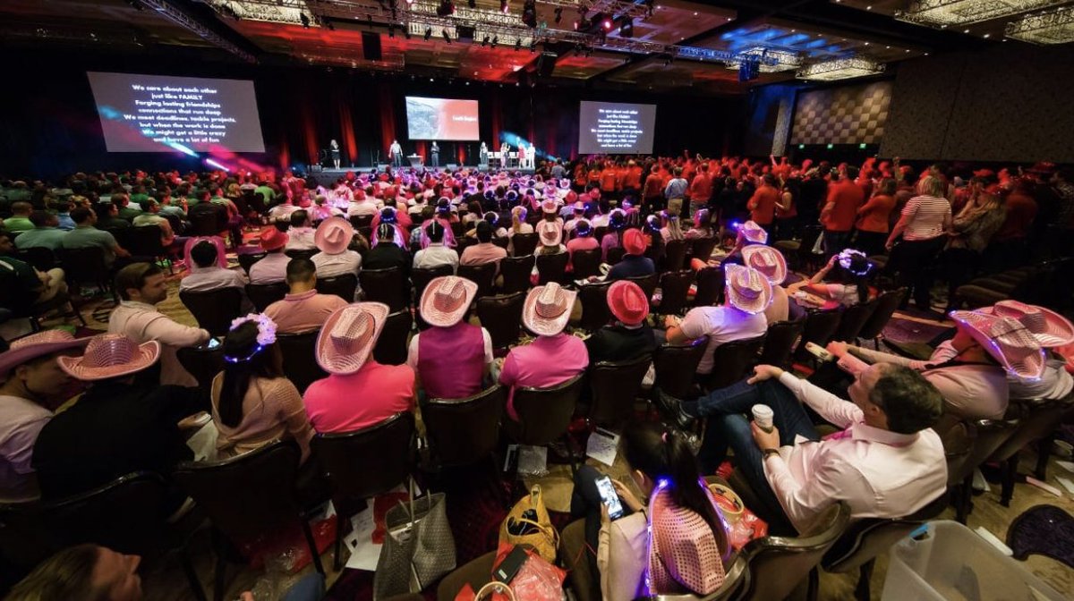 KidbillyMusic's tweet photo. The Keynote Speaker Sets the tone for your Event! What story will your attendees tell when they leave your event? https://t.co/MyGbuO5iay #kidbillymusic #teambuilding #corporateevent #songwriting #keynote #creativekeynote https://t.co/VZZ2Ey8bXE