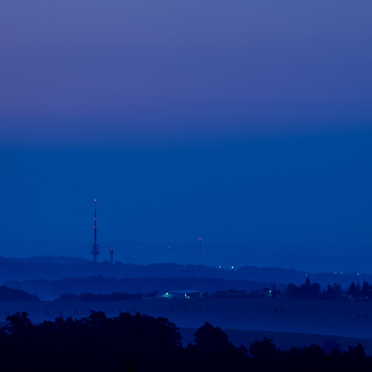 tokubika's tweet photo. #dawn is breaking over the #ostrava #city #sky #ostrava #morning #photocz #fotocz https://t.co/QaGMK5kO4d
