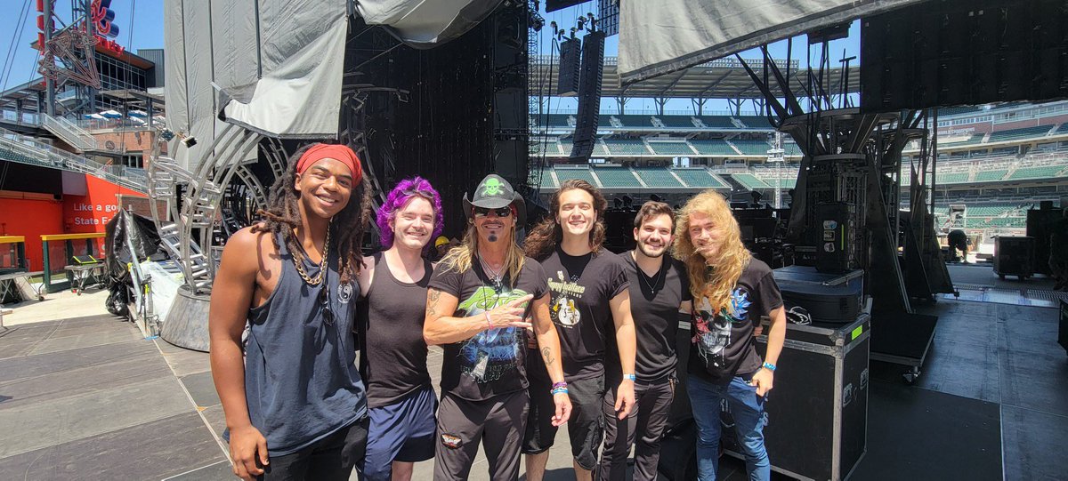 DanePieper's tweet photo. @bretmichaels puts all his energy out every night. On the first show date, Bret made us feel welcome. Incredible performer and great human being. Rest up and kick ass! https://t.co/XfNgMvNQU9