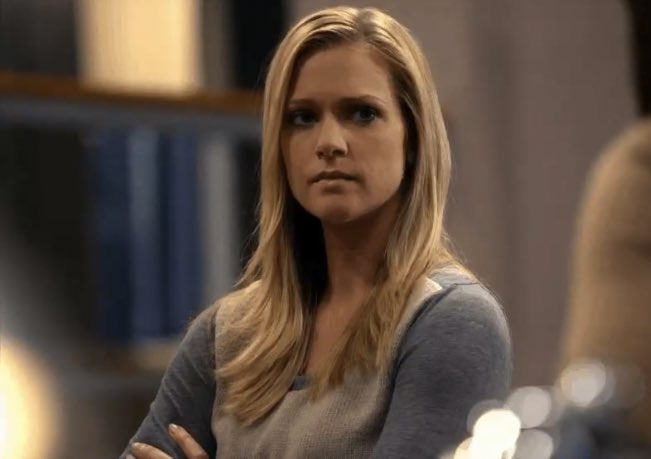 jj looks like she wants to kiss her so bad :(