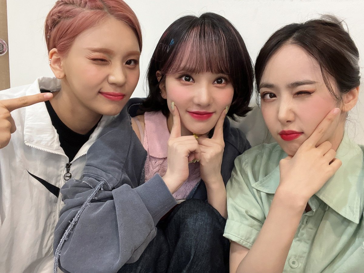 220708 팬사인회 완료✨

팬분들과 함께해 즐거웠던 Summer Vibe 첫 팬사인회😆 이제 시작이니까 앞으로 더 많이 만나요👋🏻 삦나잇🌙

#비비지 #VIVIZ