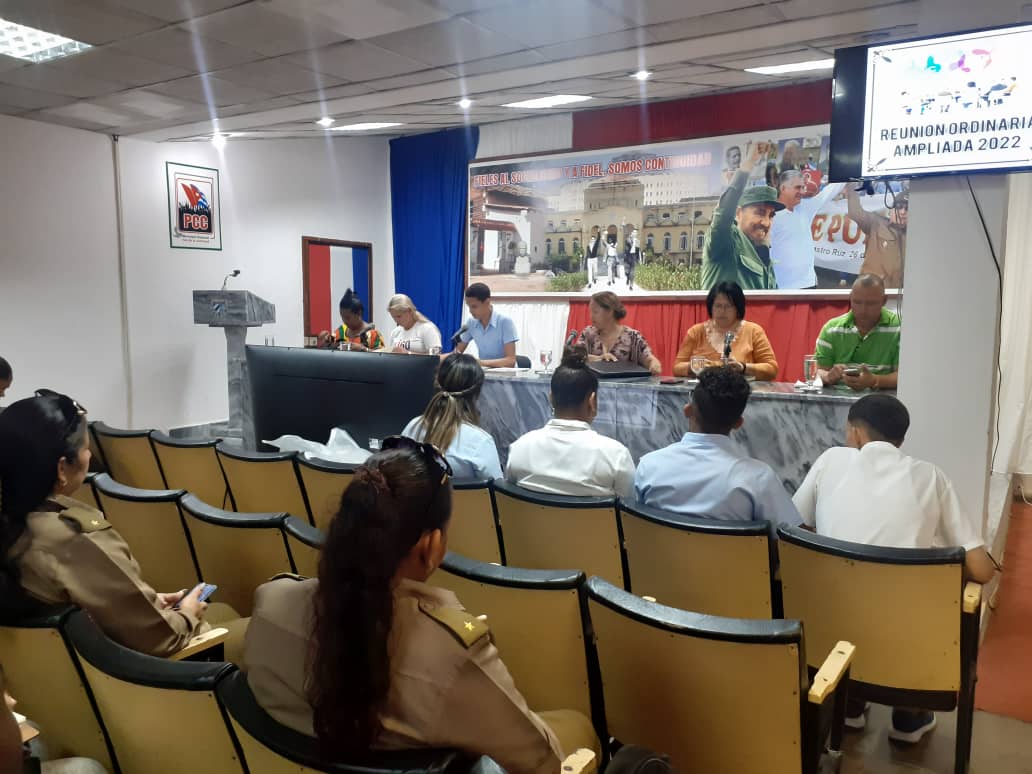 islavisionicrt's tweet photo. 🙋‍♀️🙋👥El servicio militar voluntario femenino, el funcionamiento de la FEEM y las inquietudes de sus integrantes pineros, fueron temas evaluados en el consejo ampliado de la organización estudiantil, de conjunto con autoridades de #IsladelaJuventud.
#CubaVive 
✍️y📸Yuliet García https://t.co/nLWq8O5f39