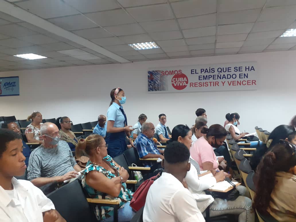 islavisionicrt's tweet photo. 🙋‍♀️🙋👥El servicio militar voluntario femenino, el funcionamiento de la FEEM y las inquietudes de sus integrantes pineros, fueron temas evaluados en el consejo ampliado de la organización estudiantil, de conjunto con autoridades de #IsladelaJuventud.
#CubaVive 
✍️y📸Yuliet García https://t.co/nLWq8O5f39