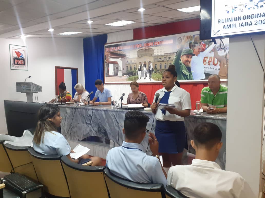 islavisionicrt's tweet photo. 🙋‍♀️🙋👥El servicio militar voluntario femenino, el funcionamiento de la FEEM y las inquietudes de sus integrantes pineros, fueron temas evaluados en el consejo ampliado de la organización estudiantil, de conjunto con autoridades de #IsladelaJuventud.
#CubaVive 
✍️y📸Yuliet García https://t.co/nLWq8O5f39