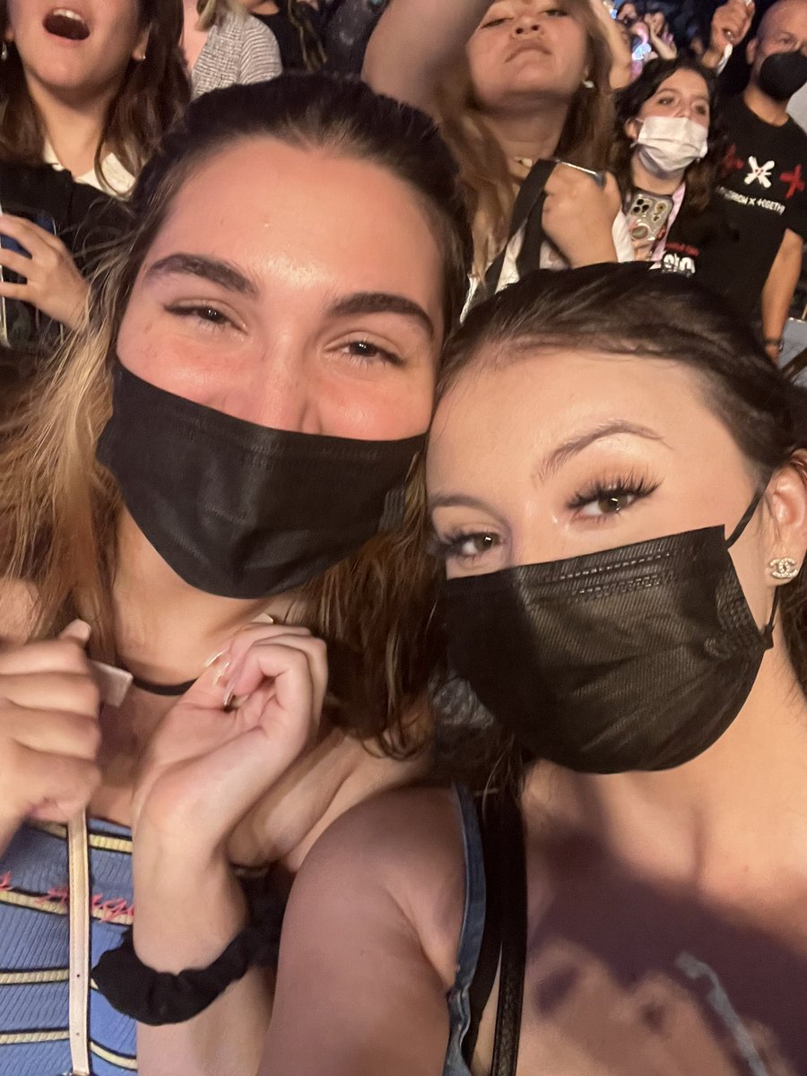 citymxn's tweet photo. This should’ve been every moa like us. I just felt uncomfortable with the people around me with no masks bc it’s such a high covid area. #TXTinChicago #wearyamask https://t.co/GU3qnvBTAl