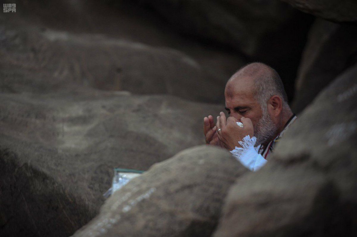 لبيّكَ وإن قستْ القلوبَ، لبيّكَ وإن فاضتْ الذُنوب، لبيّكَ إنّا عائِدون، تائبونَ، نادمونَ، لبيّكَ اللّهُم طاعة وحبًا.