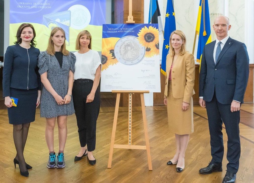 SamJamesMorgan's tweet photo. 💶 New €2 coin issued by Estonia’s central bank has ‘Slava Ukraini’ on it and was designed by a Ukrainian refugee https://t.co/46EAgHSBkM