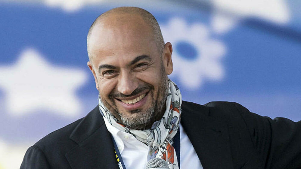 GiancarloDeRisi's tweet photo. Nuova #scissione tra i 5 Stelle? Pare proprio di sì e l'#approdo potrebbe essere #Italexit di #Paragone che insorge ma non esclude: "Non ci penso: dico solo che Italexit non è un refugium peccatorum. Solo qualcuno se lo potrebbe meritare" https://t.co/H0LHhzG8BB