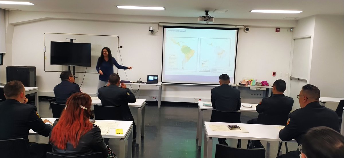 Ecolmod's tweet photo. En este momento nos encontramos compartiendo conocimientos sobre Ecología y Manejo del Fuego e #IncendiosForestales con @BomberosBogota y @ParquesColombia  en el marco del taller participativo de #BioFuegos 🔥 #Vichada https://t.co/o81NVqgQ1T