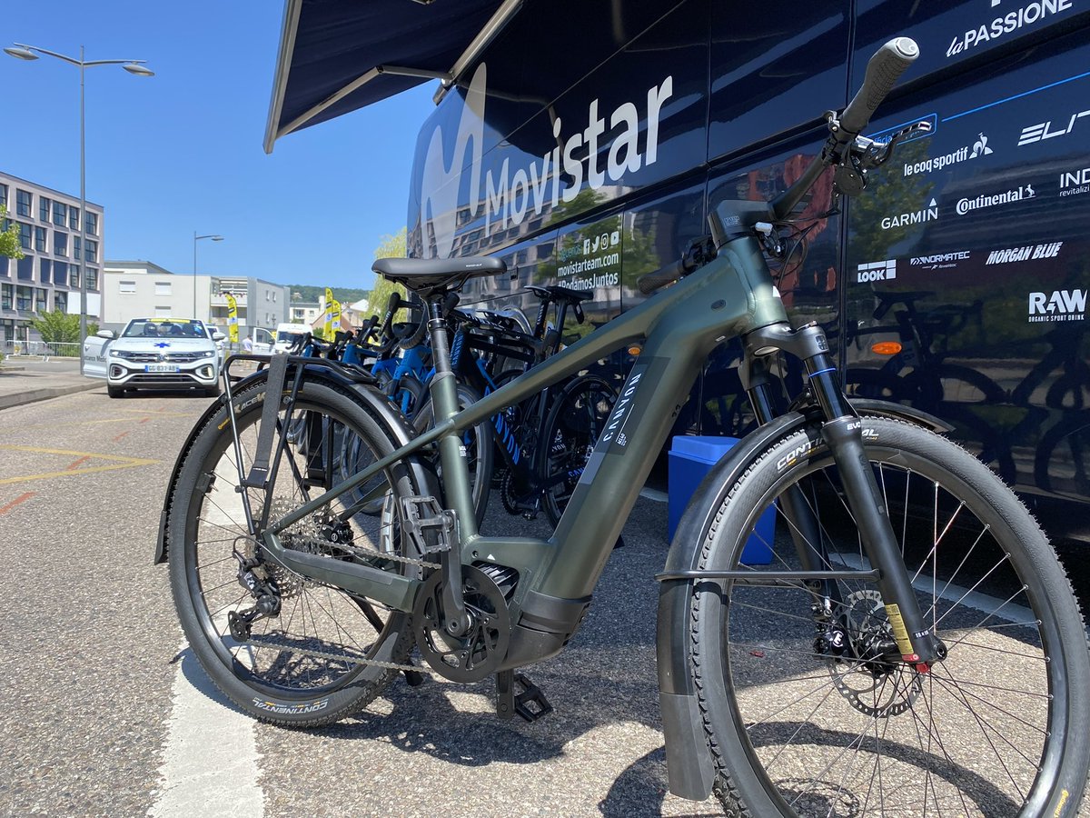 Movistar_Team's tweet photo. ๐ฒโก๏ธ Disfrutando en @letour_es #TDF2022 la versatilidad de la @Canyon_Spain #PathliteON. Lรกstima que solo el staff podamos usarla en carrera ๐๐ #MyCanyon https://t.co/8ItN39d3cS